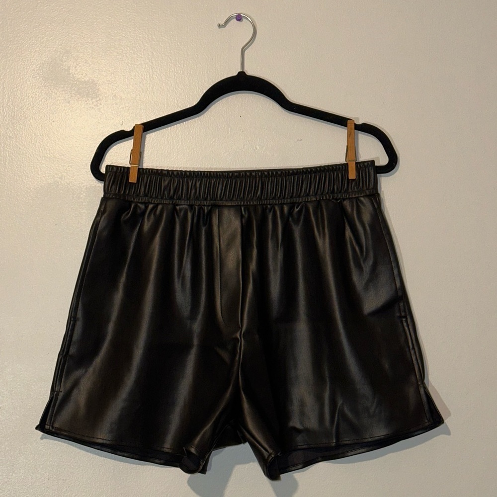 Women’s Shorts-NOWT